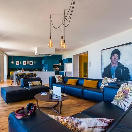 Luxury Beachfront Design With Balcony And Parking In Διαμέρισμα